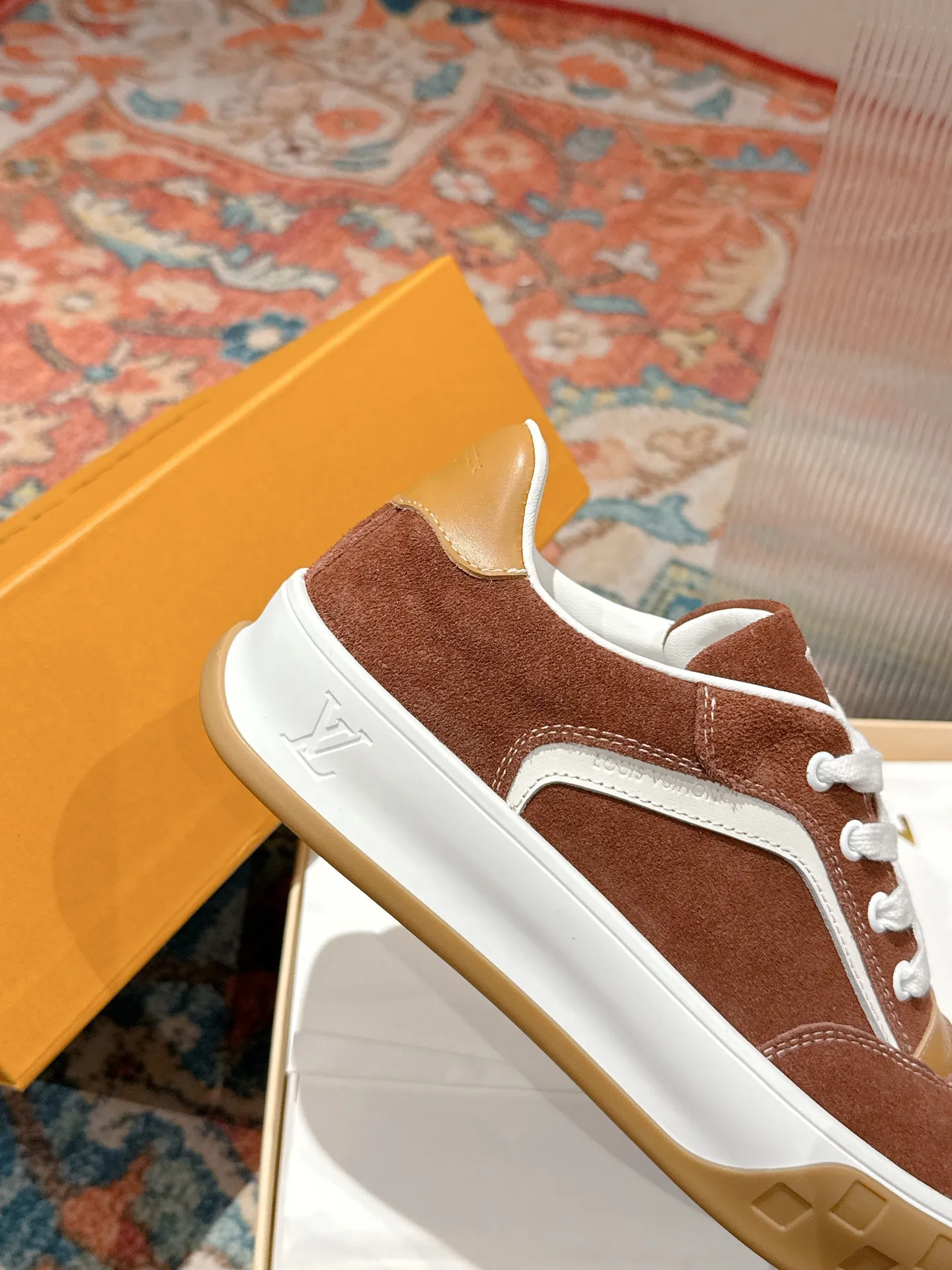 👟👟Ex-factory price 640👟👟 LV men's new tilt sneakers, classic catwalk style, air-glue technology, very comfortable on the feet. Luxurious materials, fine workmanship, European made English letters printed on the midsole, the upper is made of calfskin, the side is decorated with the brand LOGO and signature, the latest latex foot pads ➕ mesh lining, the foot feels super comfortable. Two-color TPU combination outsole. Packing process Goodyear stitched seam fabric: first-layer cowhide, lining: customized silky mesh lining-first-layer silk cowhide lining Bottom thickness: 0.5cm ☑️size: men's 39-44 (45 customized, non-returnable)